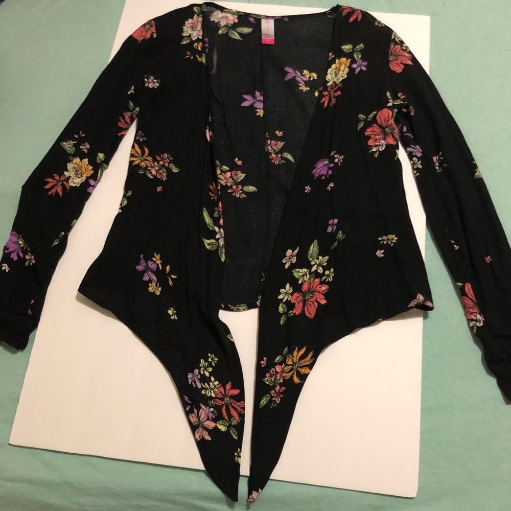🌸🌴 3 for $10. Beautiful cardigan, with cute spring colors!